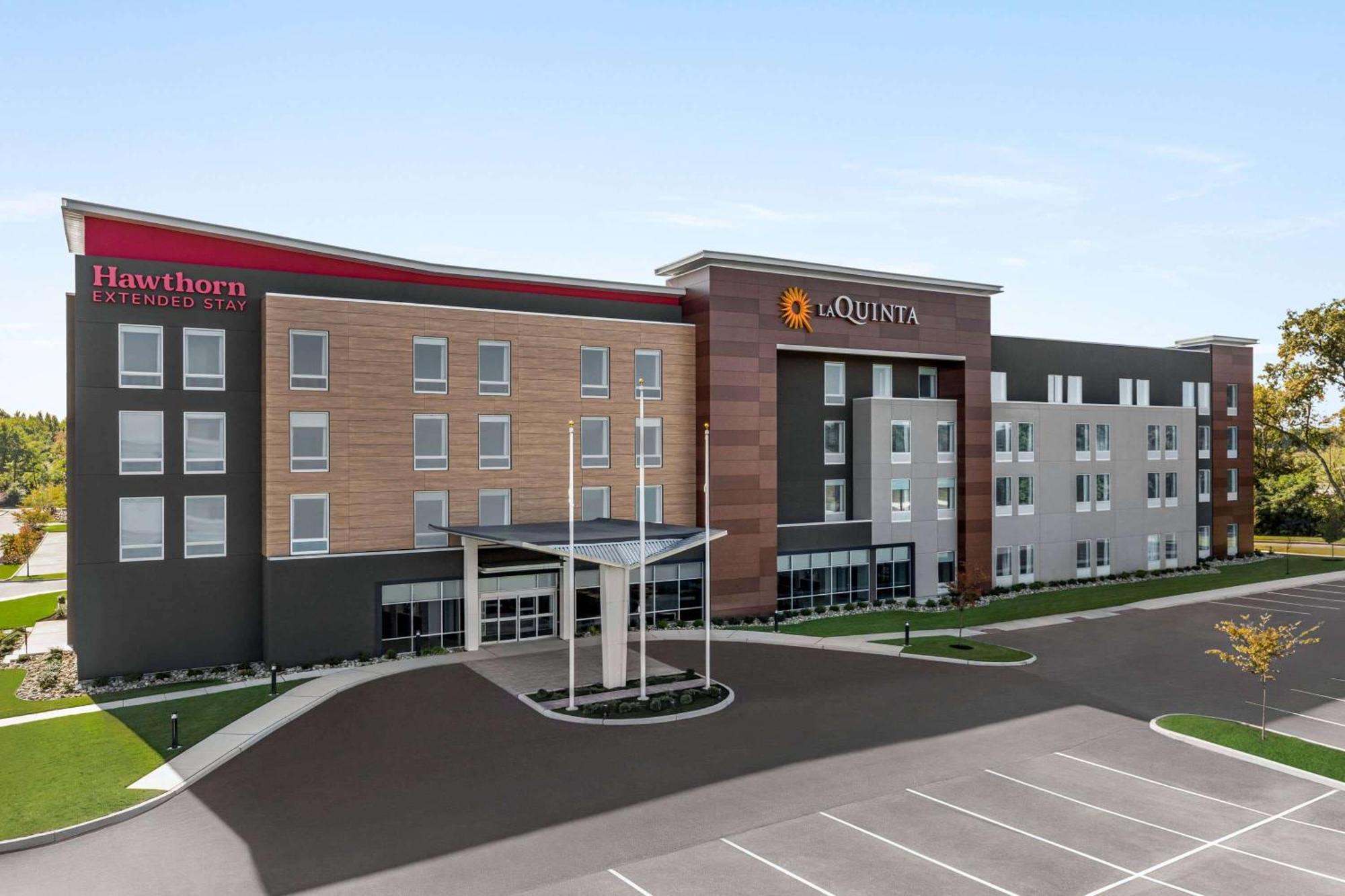 La Quinta Inn & Suites By Wyndham Mount Laurel Moorestown Exterior photo